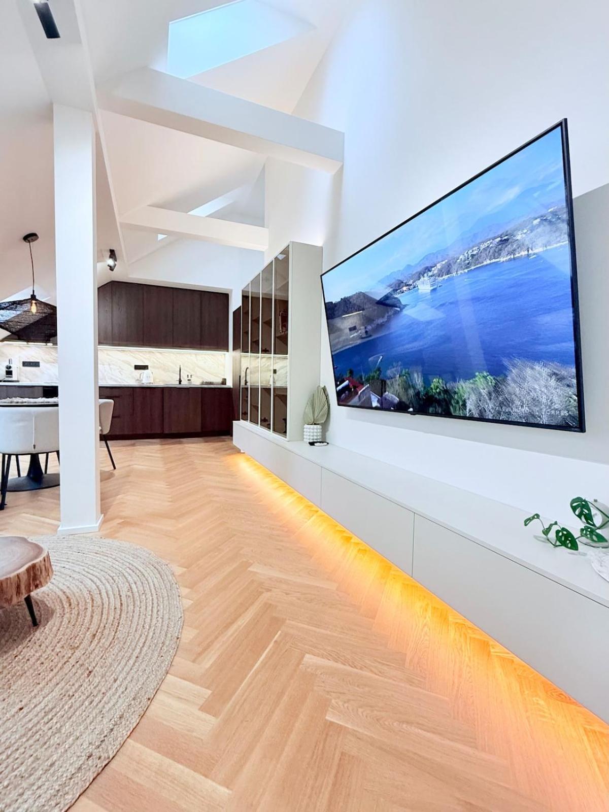 Luxury New With Balcony Steps From Wenceslas Square Apartment *