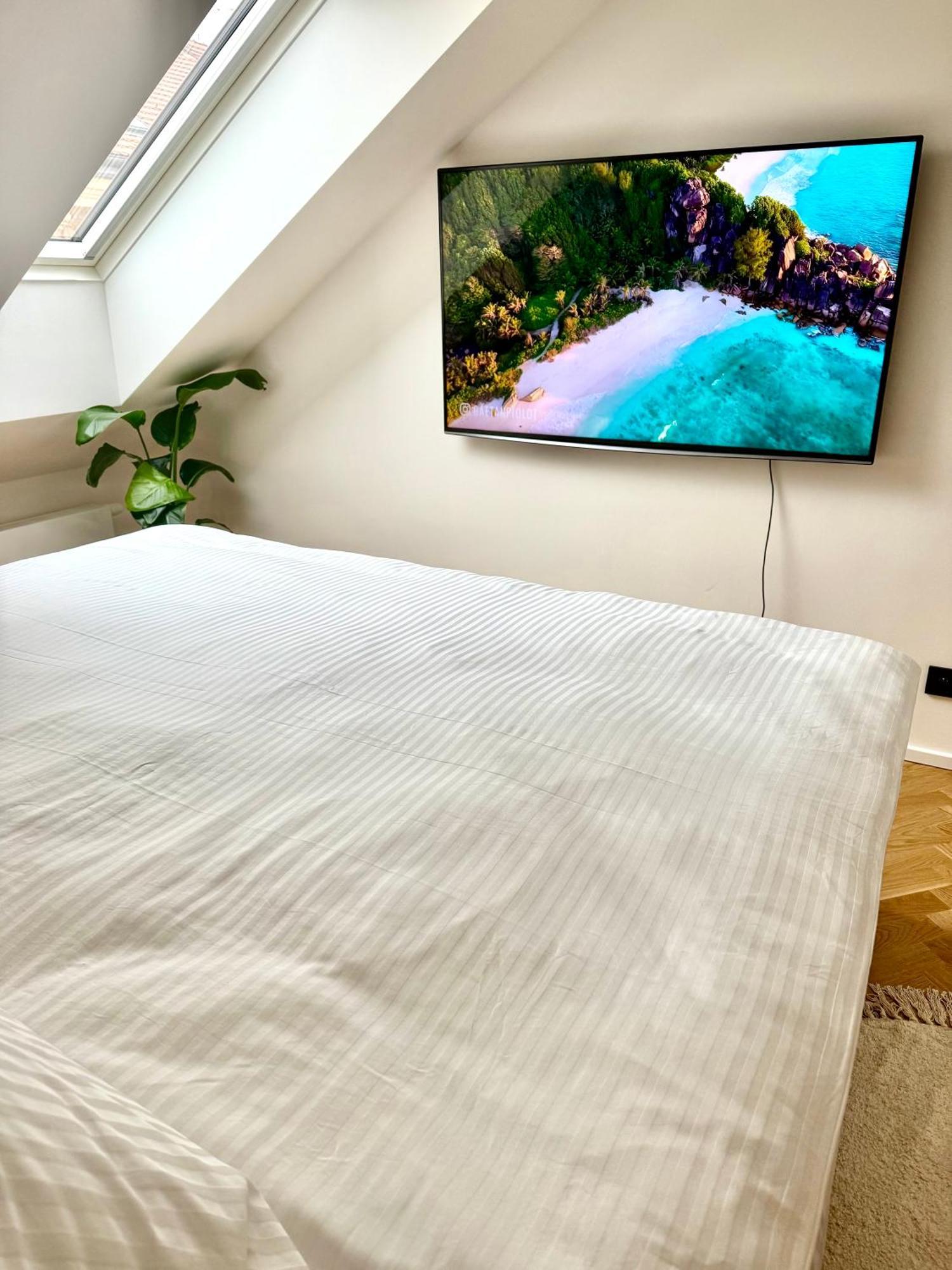 Luxury New With Balcony Steps From Wenceslas Square *