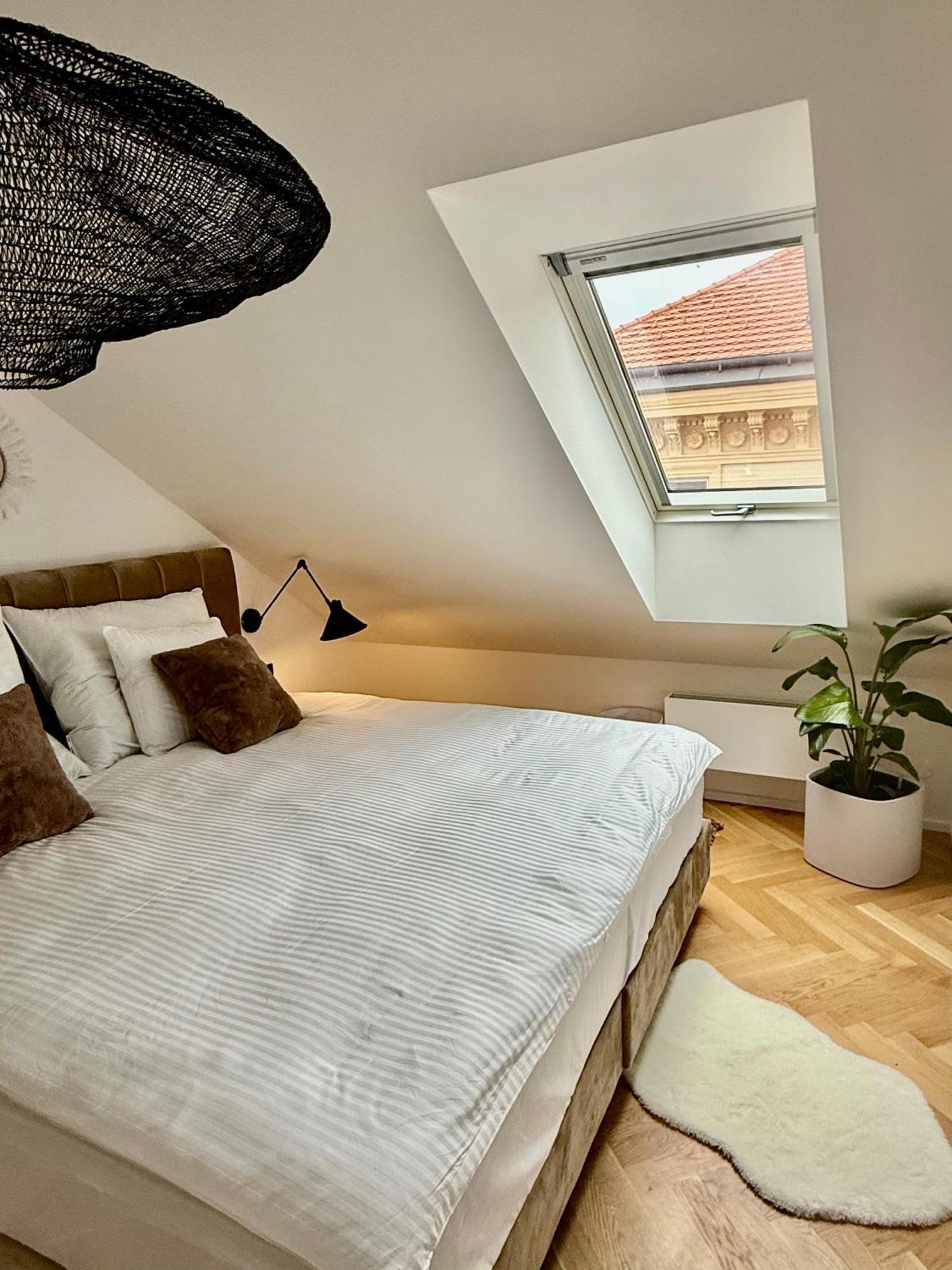 Luxury New With Balcony Steps From Wenceslas Square Prague