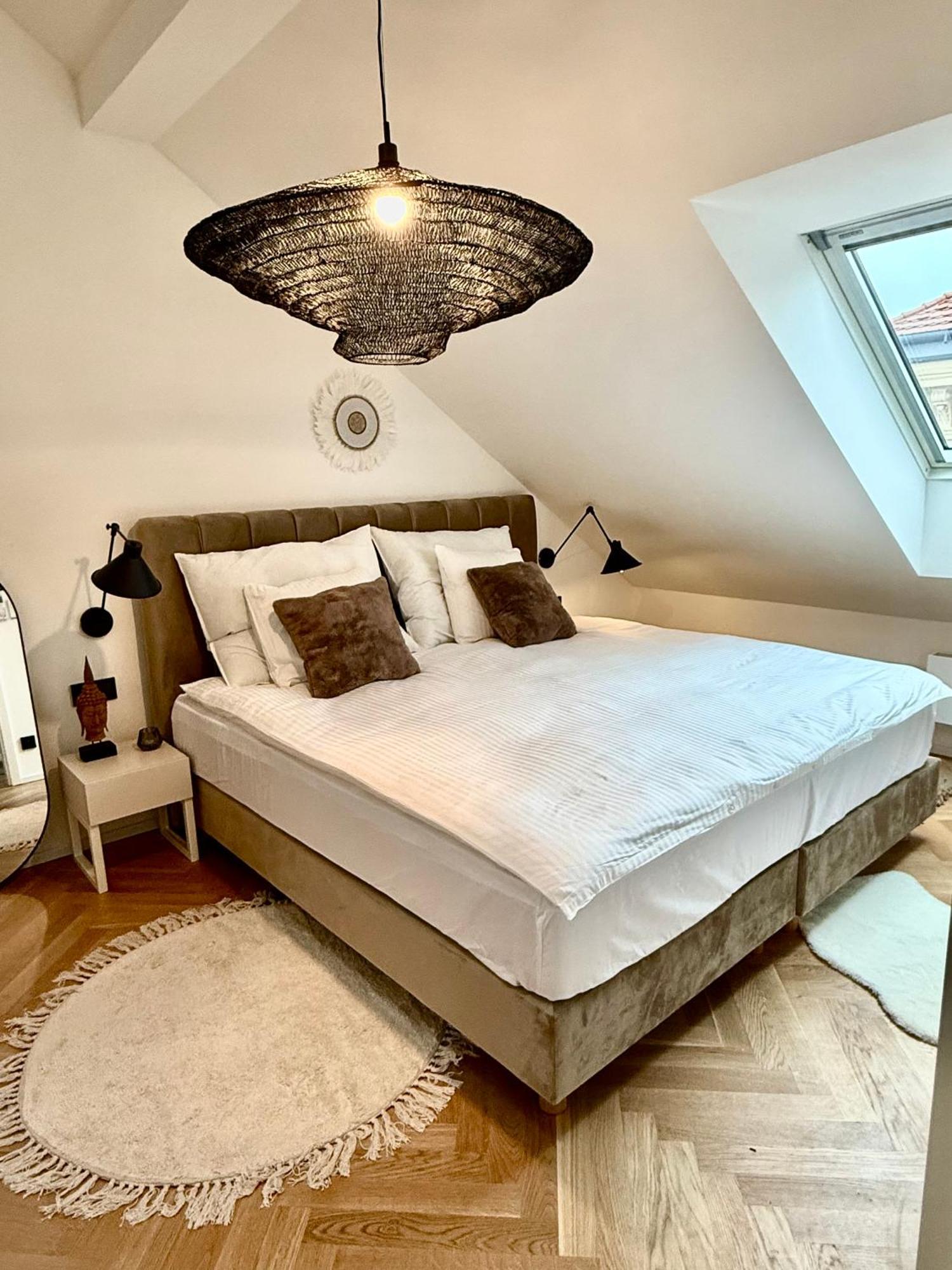 Luxury New With Balcony Steps From Wenceslas Square Prague